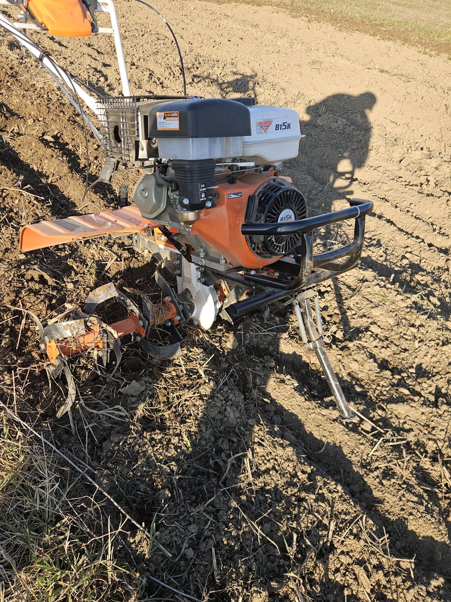 Efectuam lucrări cu motocultor