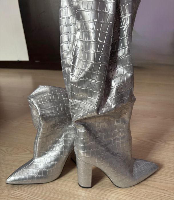 Високи сребристи ботуши