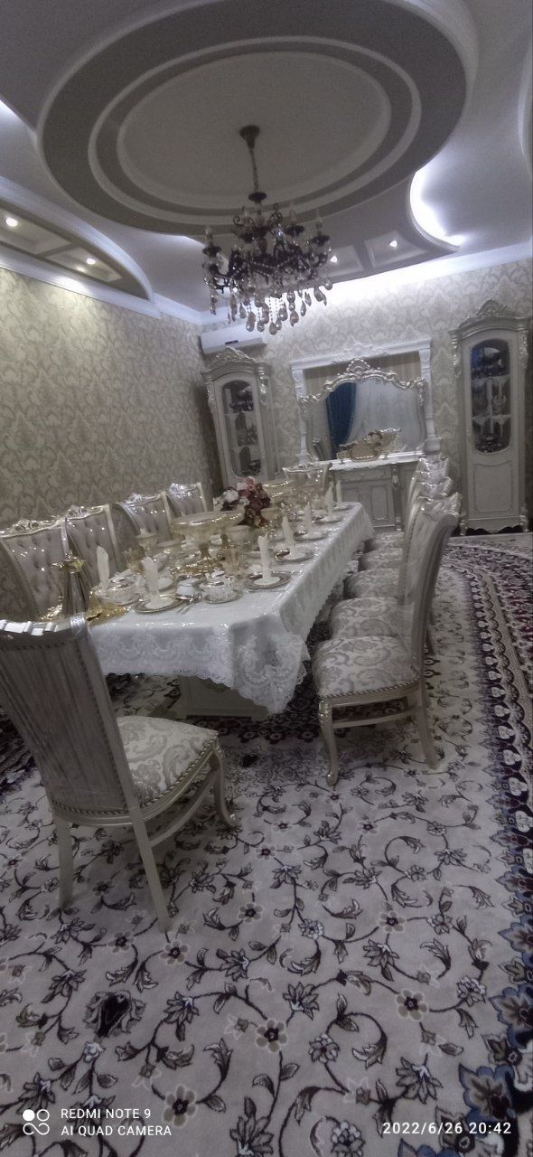 Mevazorda katta hovli  sotiladi