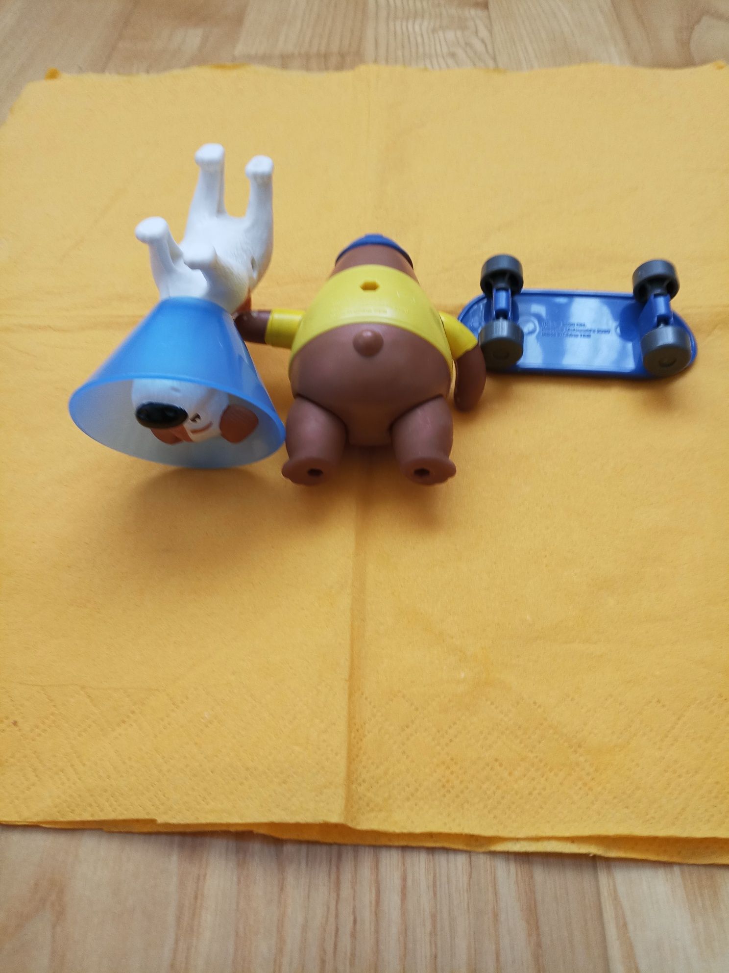 Trei figurine: cățeluș,ursuleț și skateboard