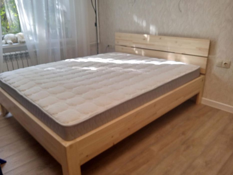 Кровать из массива дерева.