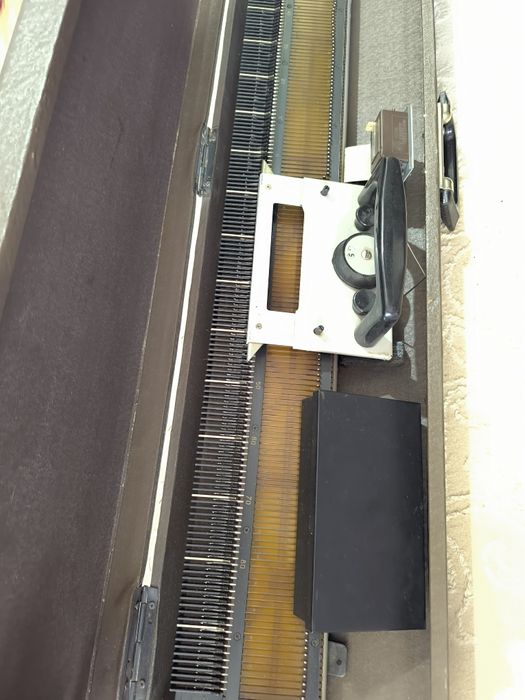 Срочно ! Вязальная машинка Нева 2