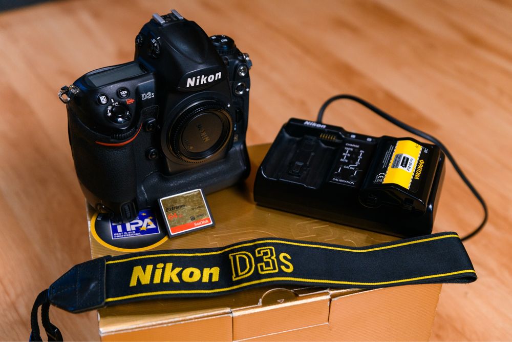 Nikon D3s ( 2 acumulatori, Card 64 gb )