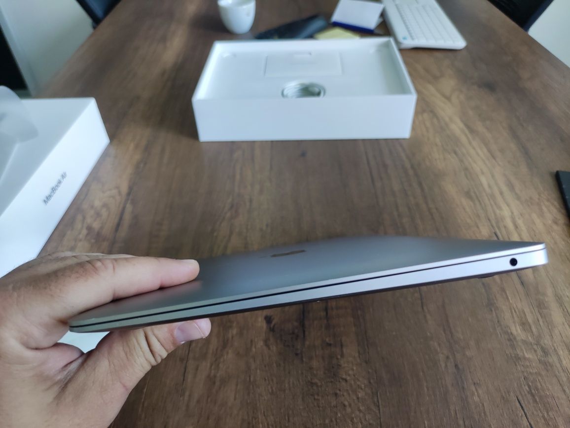 Apple MacBook Air i5 (2020) Retina 256GB 8GB RAM + Apple Magic Mouse 2