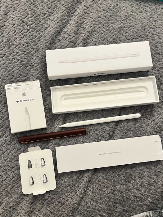 Ipad Air 5 (2022) + Apple Pencil cu Rezerve + Logitech Combo Touch