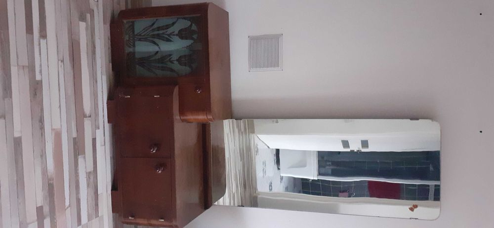 Vand vitrina cu oglinda si dulapior din lemn de Nuc