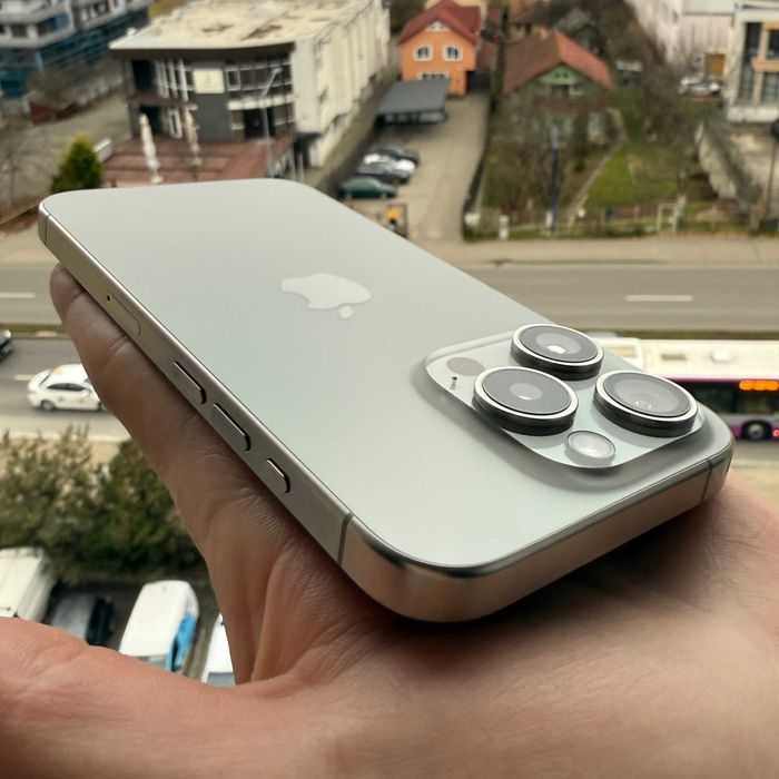 Vând iPhone 15 Pro, ca nou, 128GB, Titanium, la cutie + husă originală