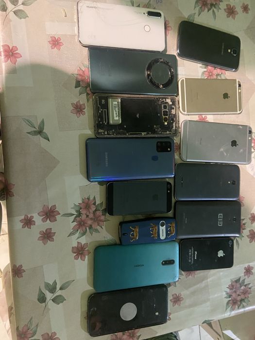 Vand telefoane defecte