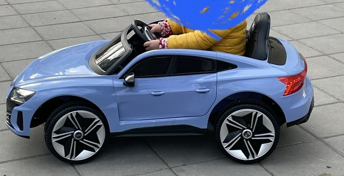 Продавам акумулаторна кола Audi