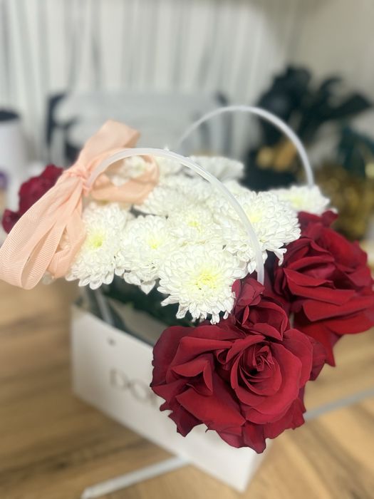 Продам букет цветов в корзинн