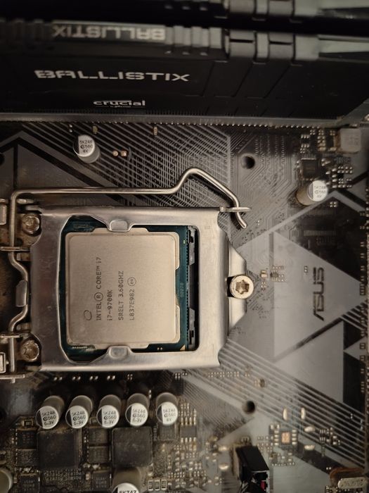 Vând procesor Intel i7 9700k Transport gratuit