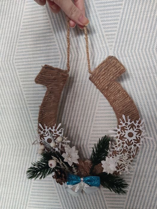 новогодний декор подкова с еловыми ветками, шишками, снежинками