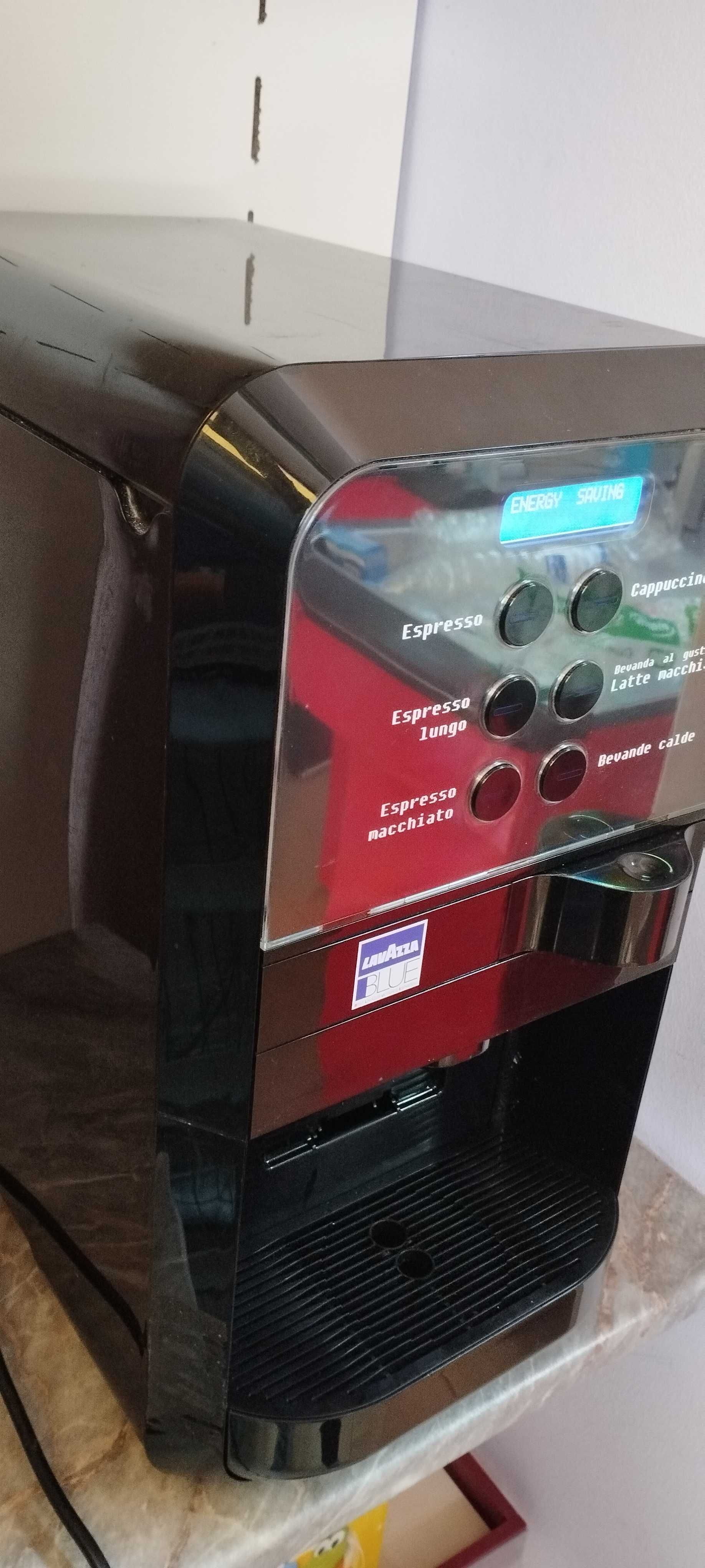 Кафе машина LB 2500+, работеща с капсули Lavazza BLUE и сухо мляко.