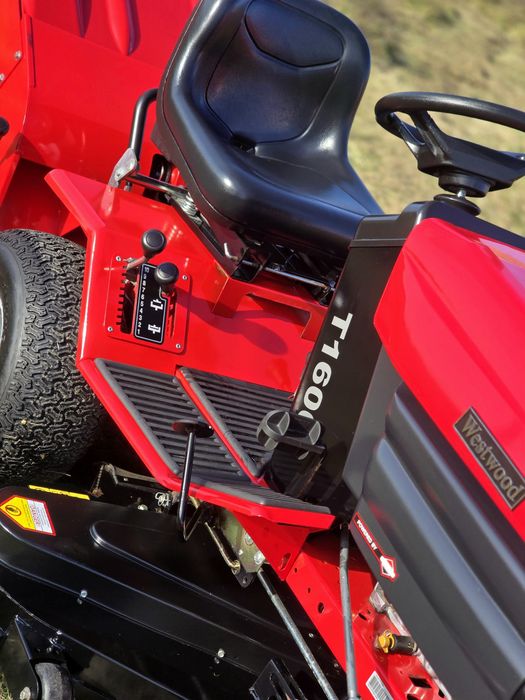 Tractoras gazon iarba Profesional Westwood +tocator scarificator 3 cut