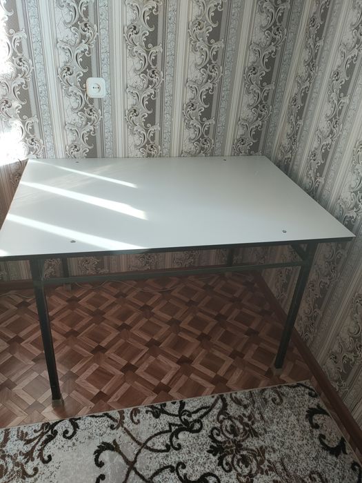 Продам крепкий стол