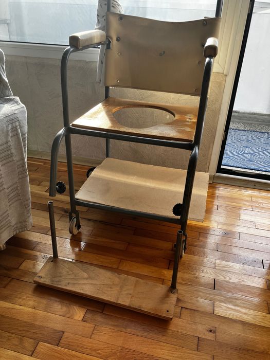 Инвалиден стол тоалетна