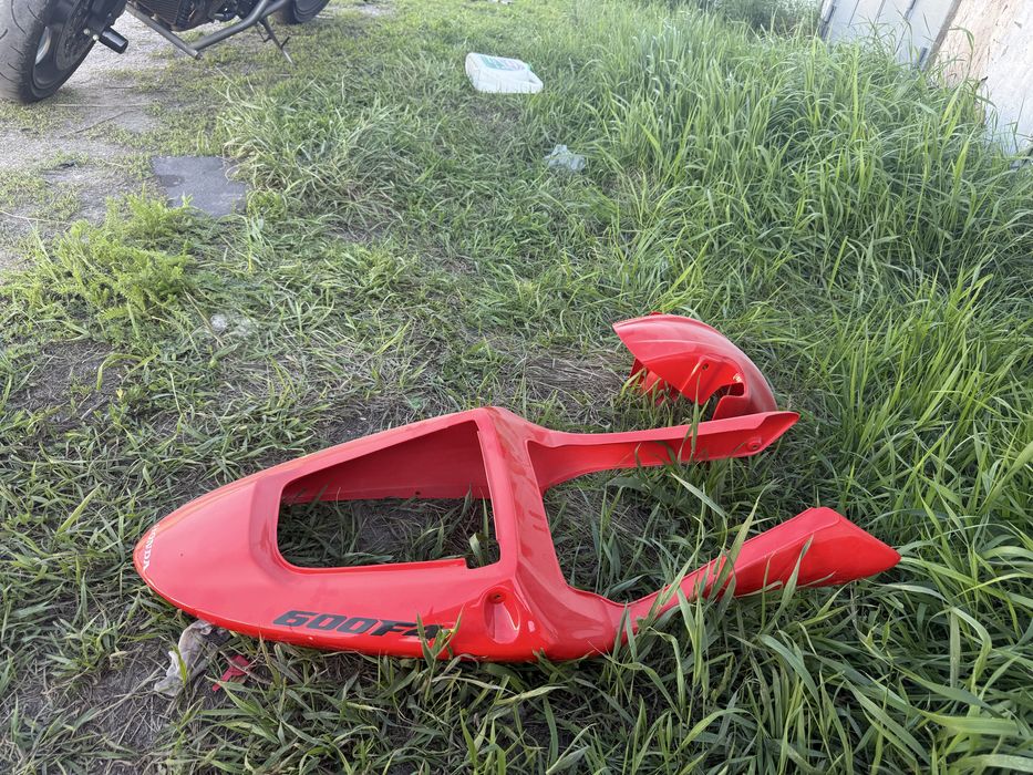 Продам пластик на мотоцик Honda CBR F4.