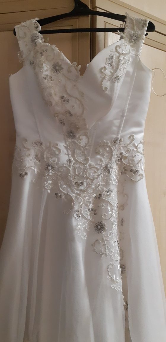 Продам свадебное платье размер 46 за 5000 тенге.