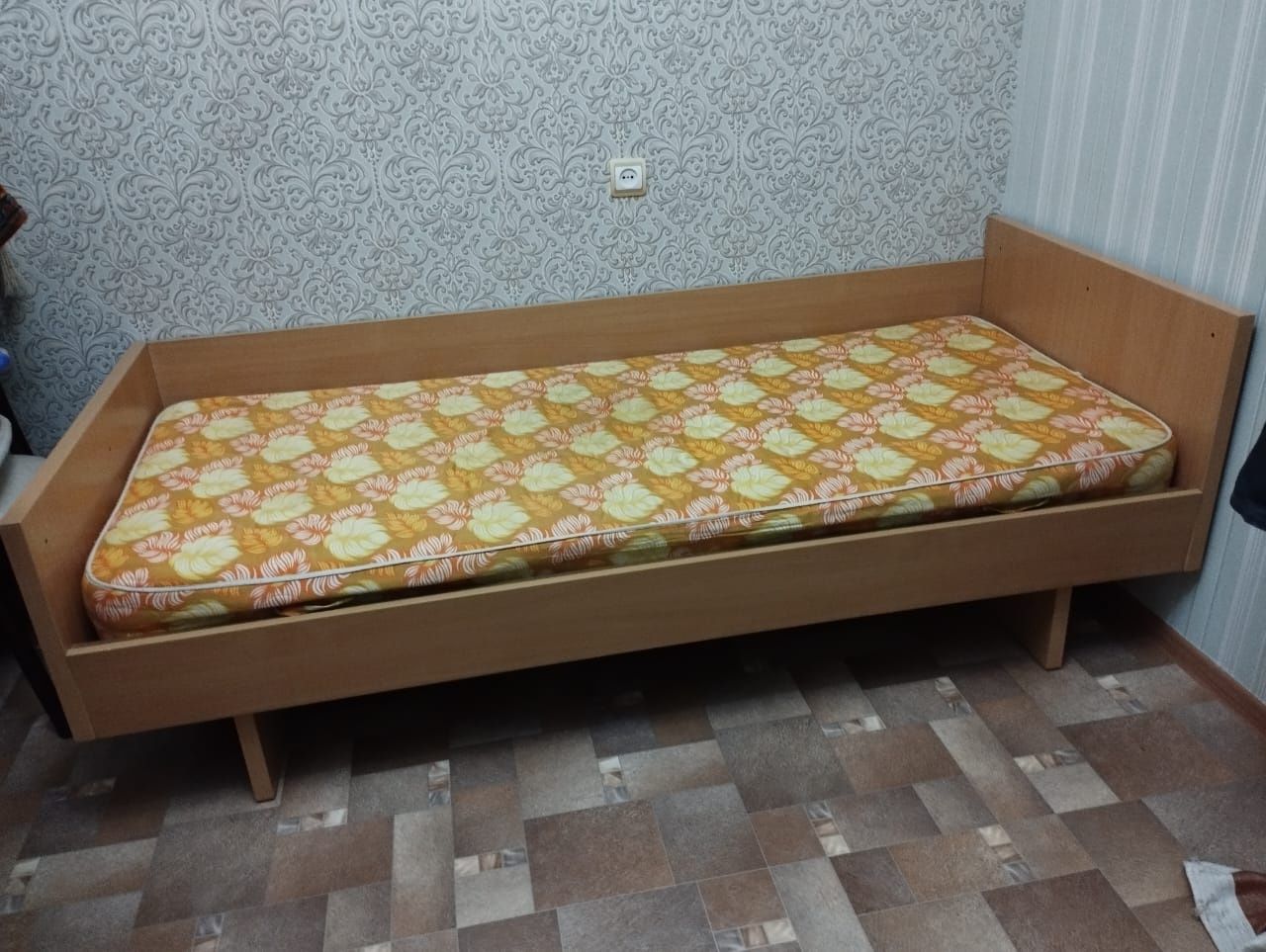 Кровать с матрасом