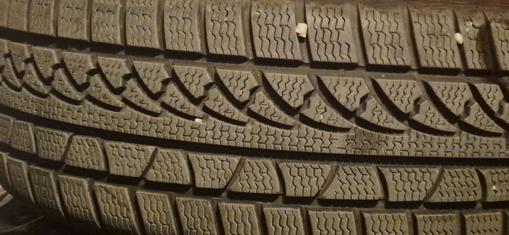 205/50/17 - 2 броя зимни гуми Petlas