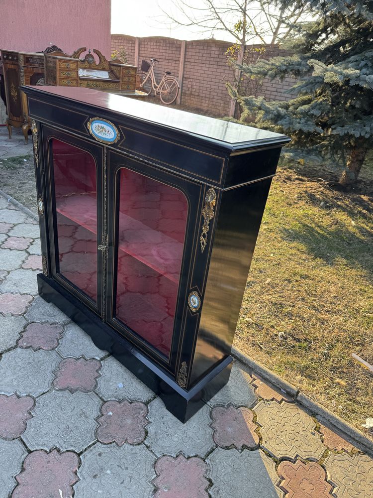 Comoda/vitrina stil napoleon III cu detalii din bronz si portelan