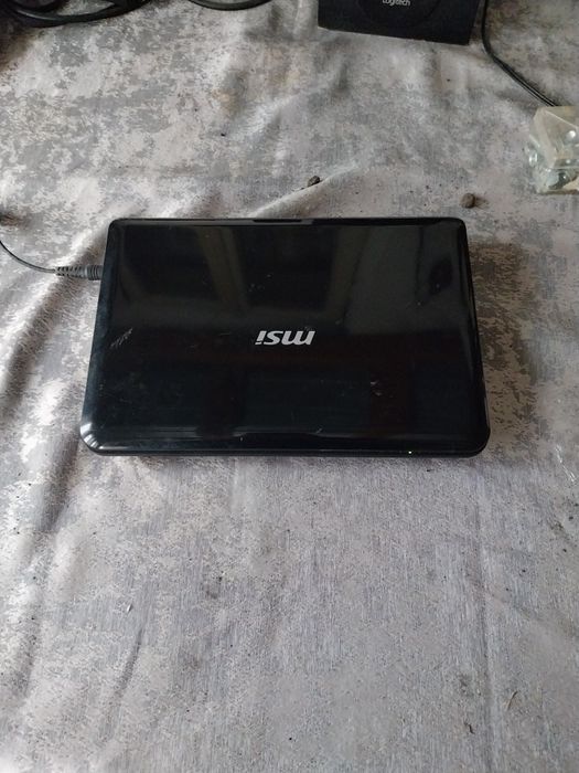 Vând 2 laptopuri unu mic și unu mare