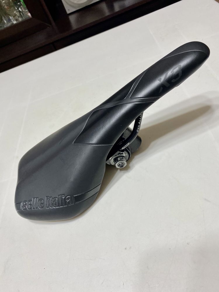 Vand șa de bicicletă sport Selle Italia X3, ca nou nouță