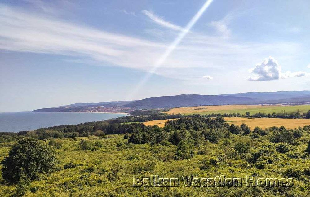 Двустаен апартамент с голяма тераса и гледка към морето в Бяла.