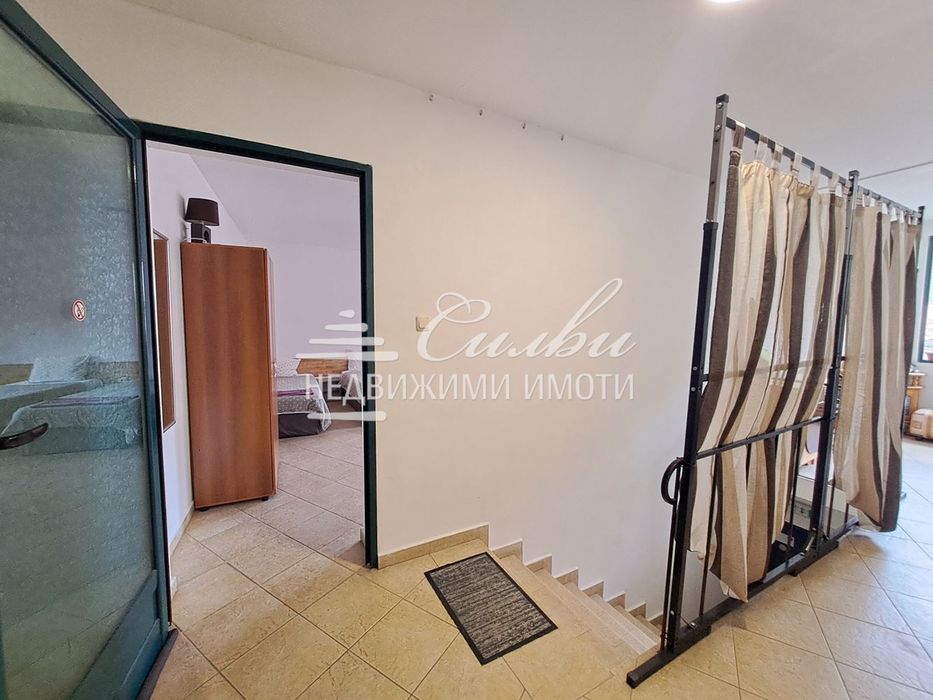 Самостоятелна ДВУЕТАЖНА ТУХЛЕНА къща - кв.Център