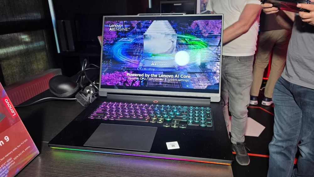 Laptop Lenovo Legion 9 18" UHD+240Hz/ FHD+440Hz Ultra 9 64GB RTX 5080