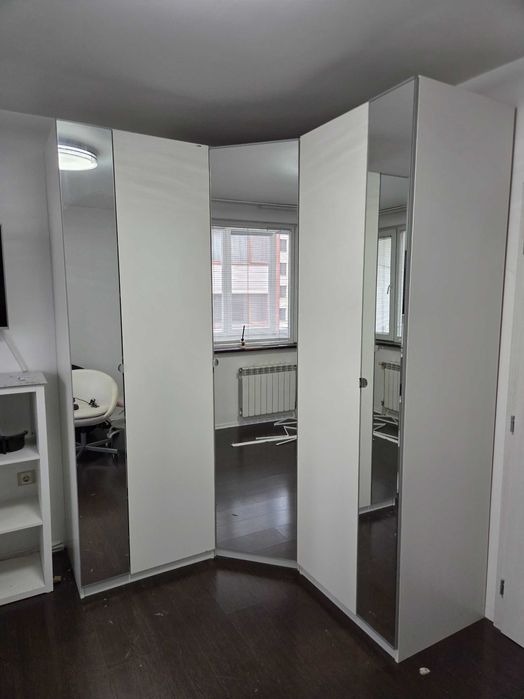 Гардероб ъглов с три корпуса и огледала