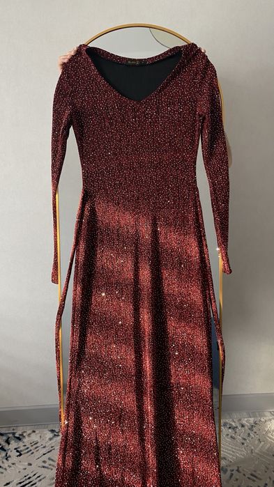блестящее красное платье