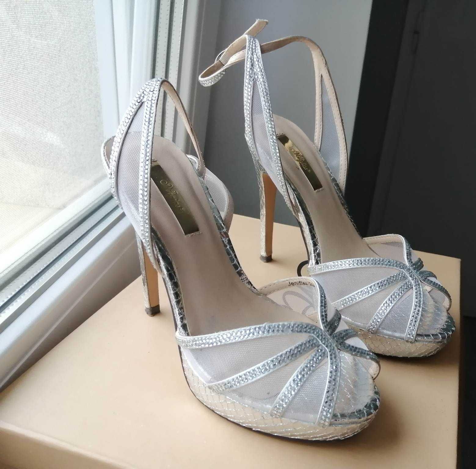 Дамски сребърни обувки