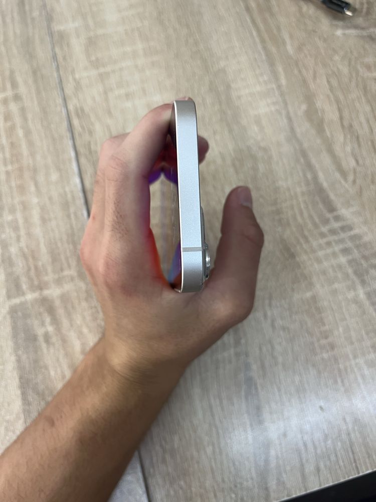Iphone 13 бял в гаранция - като нов