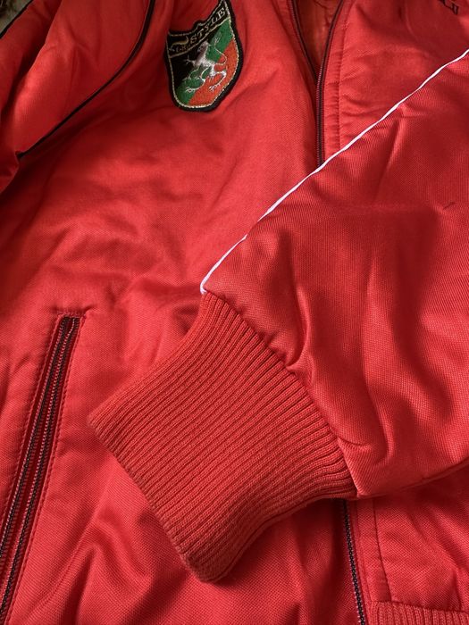 Куртка зимняядля девочек. Красная с капещоном.