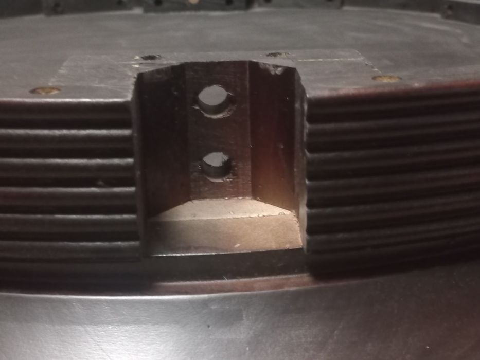 Кръгла дървена маса