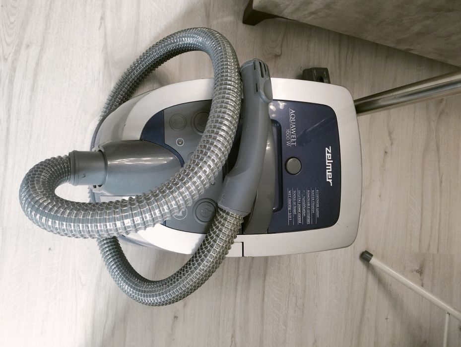 Vând aspirator cu apa Aquavelt