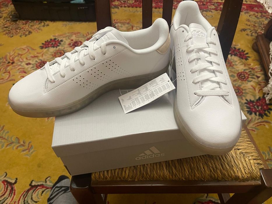 vand adidasi din  piele