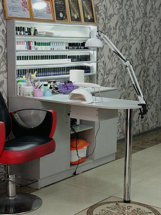 Маникюрный стол.