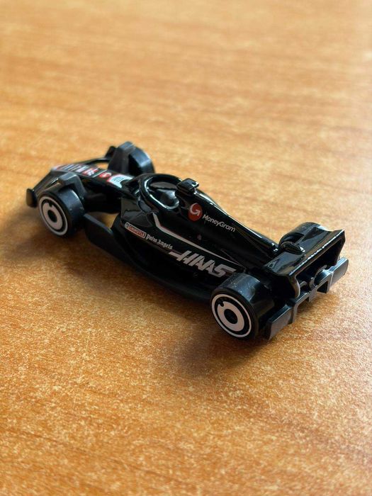 Колекционерска Формула 1 количка Haas от HotWheels сезон 24/25