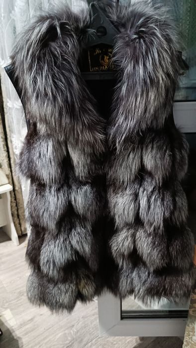Продам жилетку меховую,чернобурка