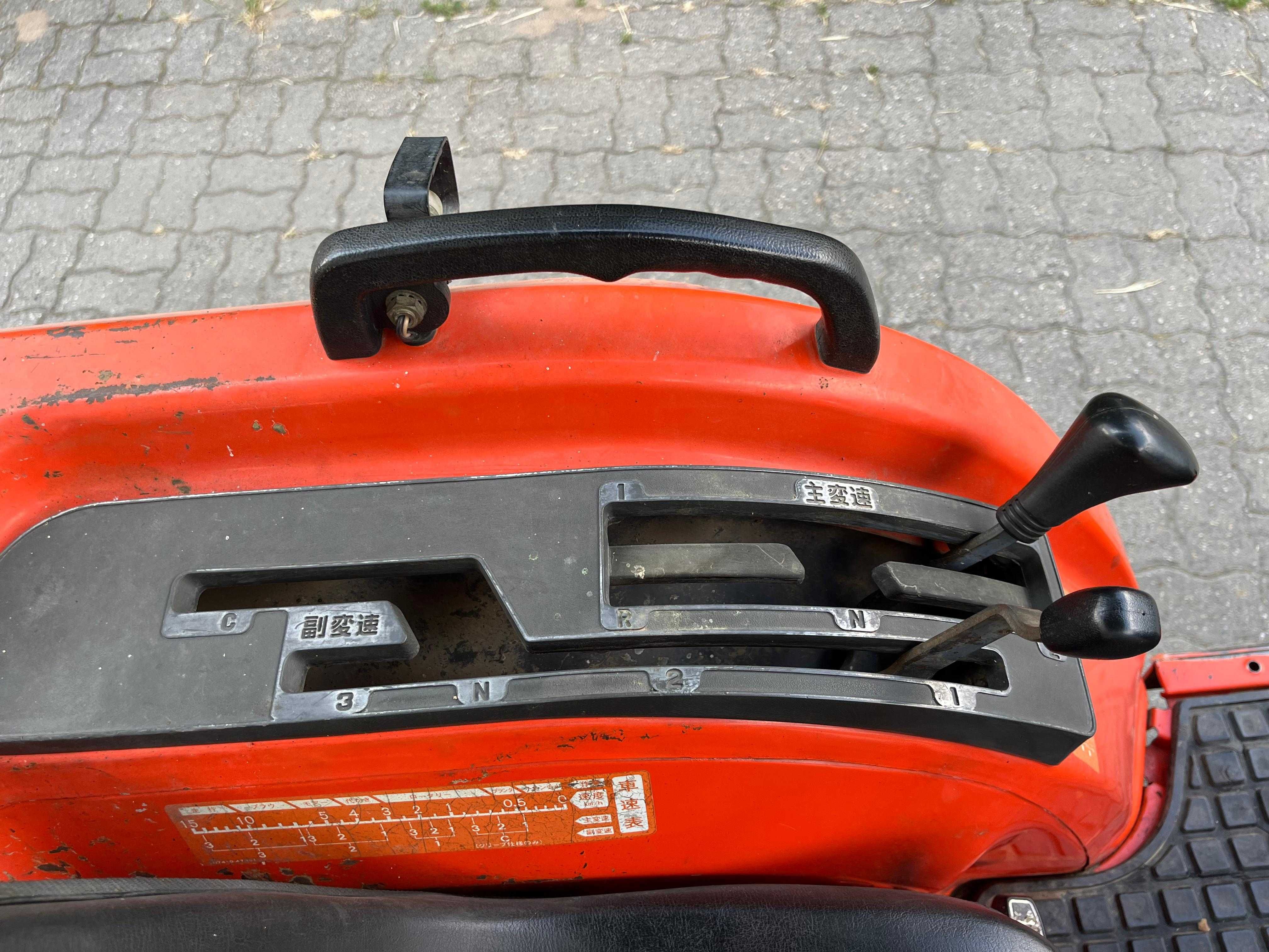 Tractor 4x4 Kubota GT5 cu freza