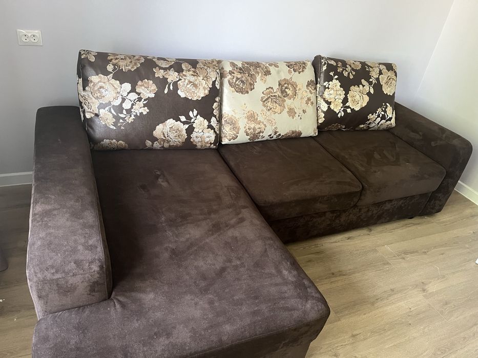 Продам диван уголог в хорошем состоянием. Уголог большой, вместительны