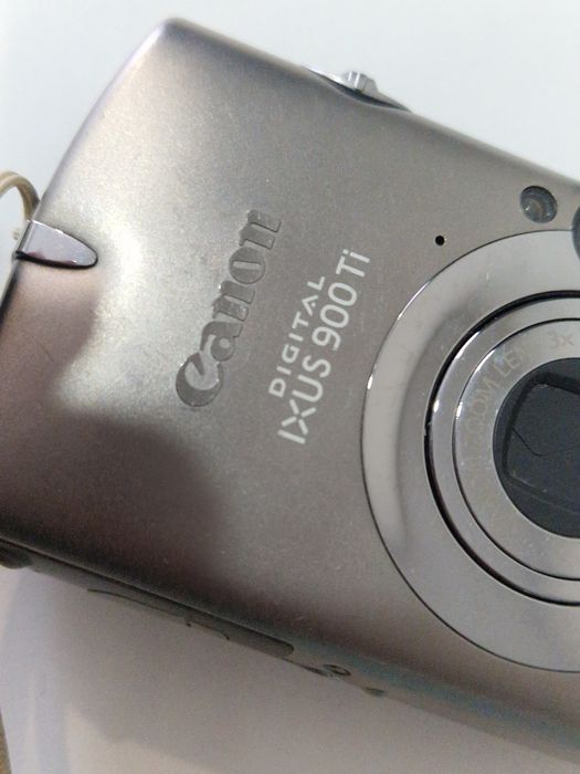 Camera foto digitala Canon cu dungi subțiri pe display