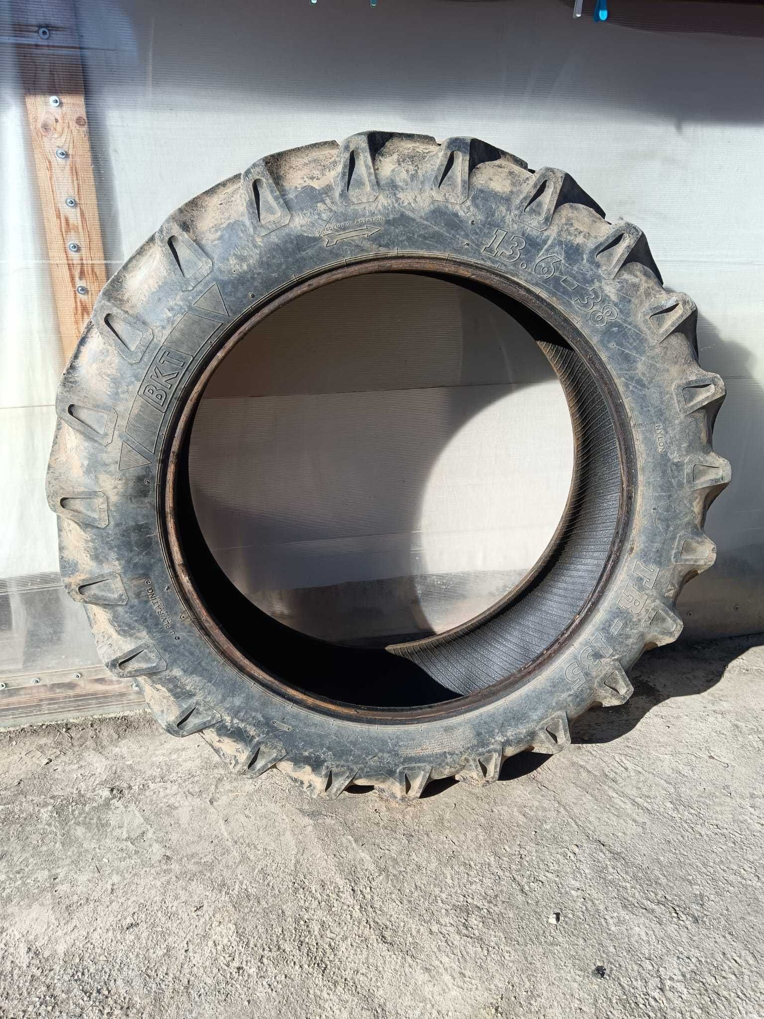 Vând  2 anvelope agricole marca BKT 13.6/38  TR135
