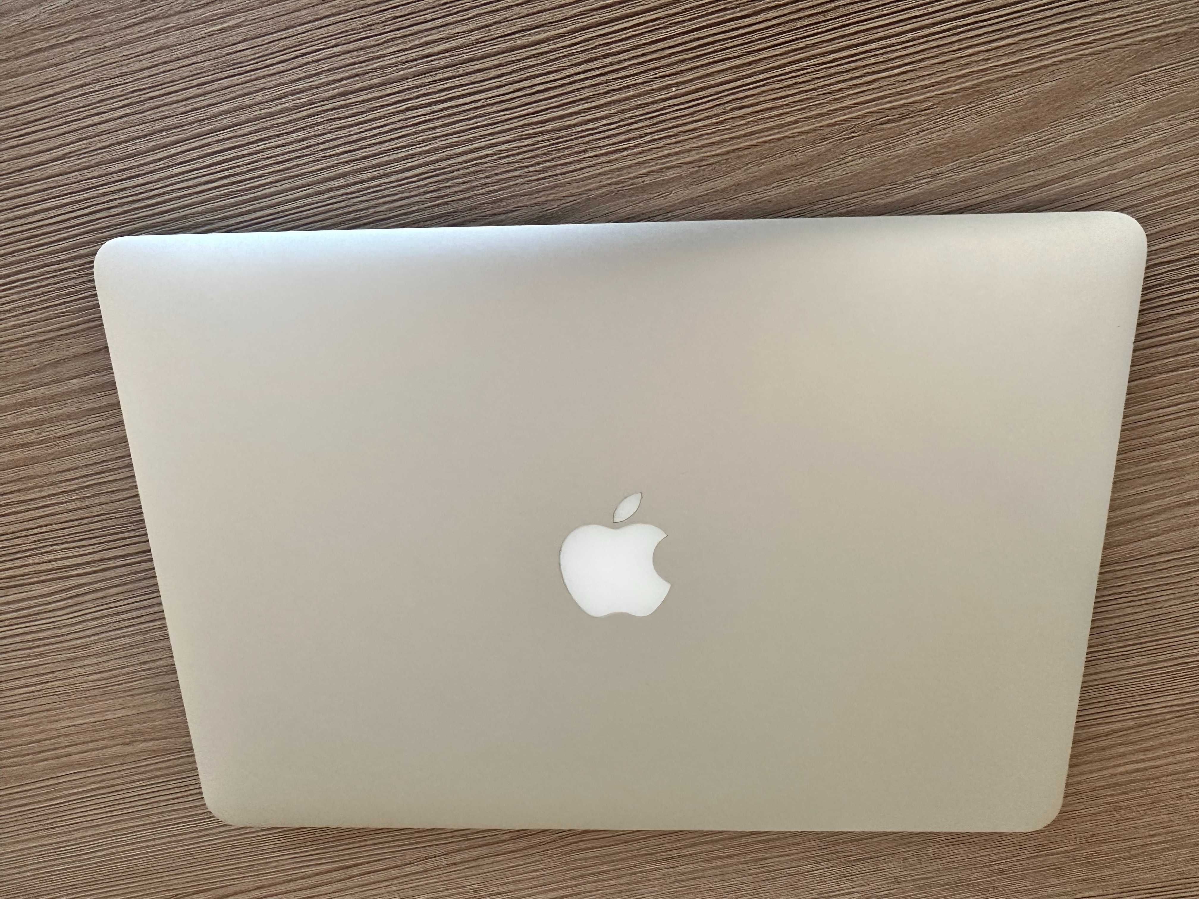 Mac Book Air 13-inch, с включени 3 бр. протектори и HDMi адаптер