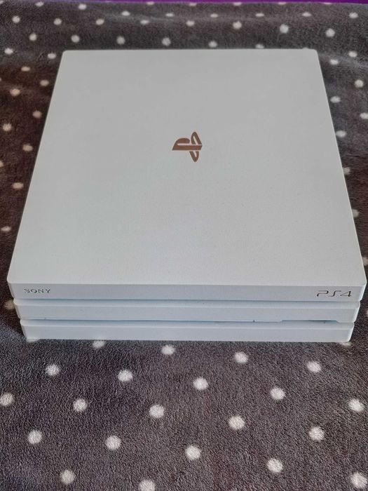 PS4 Pro alb 2 manete și jocuri incluse