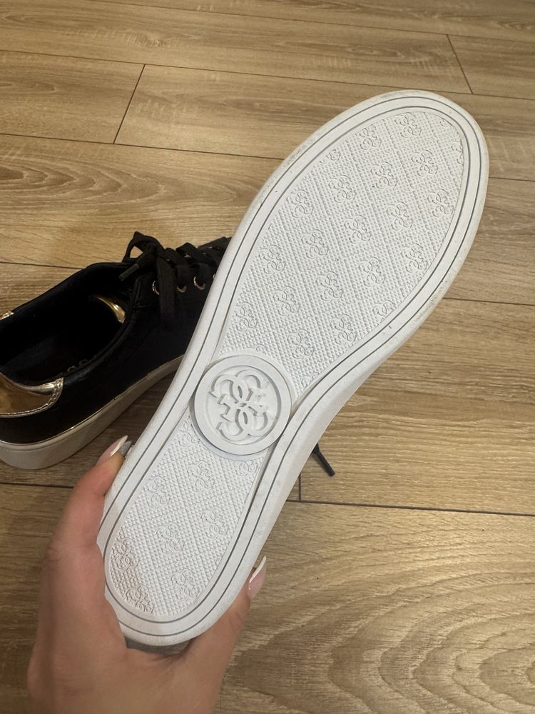 Маратонки Guess нови