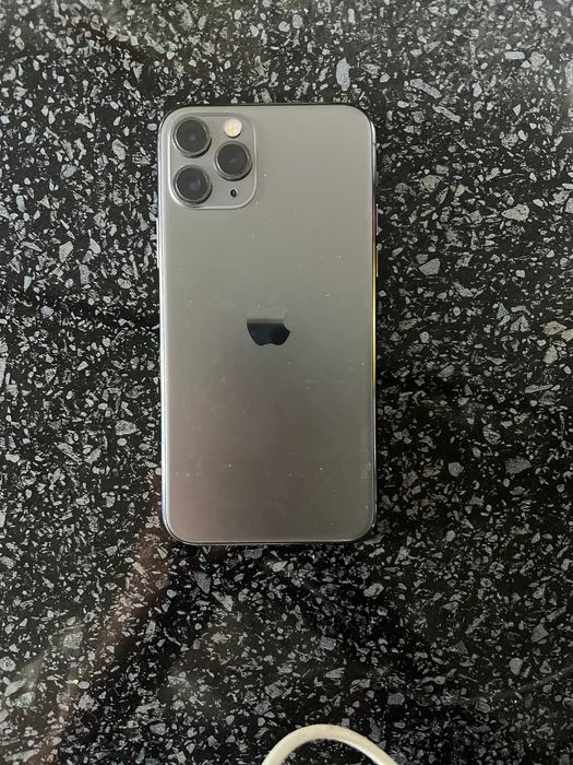 iphone 11 pro idila kichkina oynasida singan joyi bor bilinmedi umumna