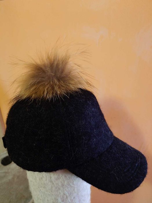 Женска шапка за зима